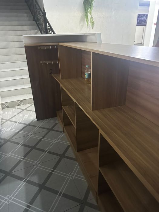Стойка администратора в современном стиле