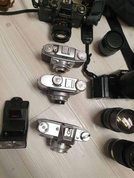 Lot x 5 aparate foto, 9 obiective și două blițuri.
