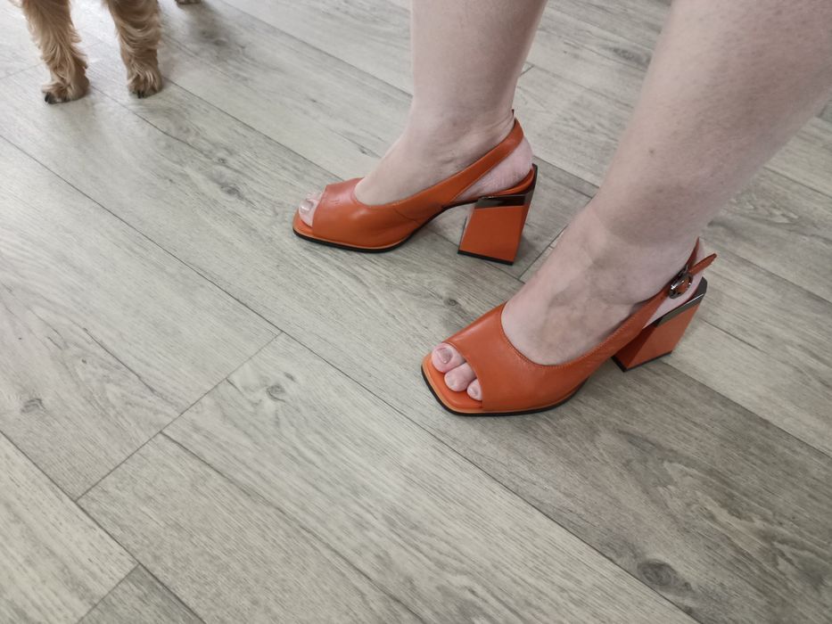 Босоножки кожаные