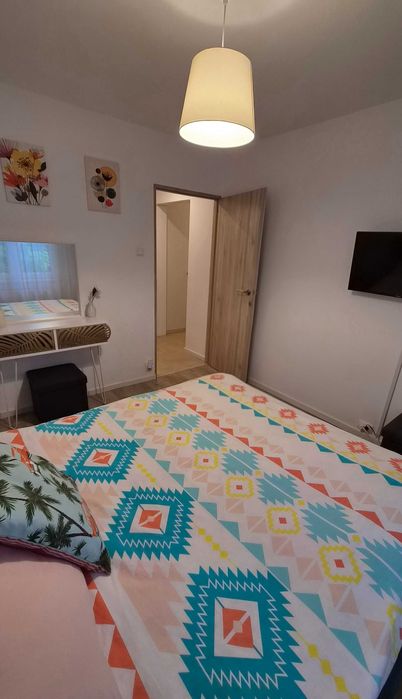 Închiriez apartament 2 camere cu loc de parcare