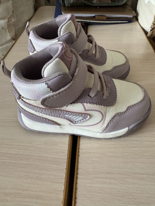 Продам демисезонную детскую обувь