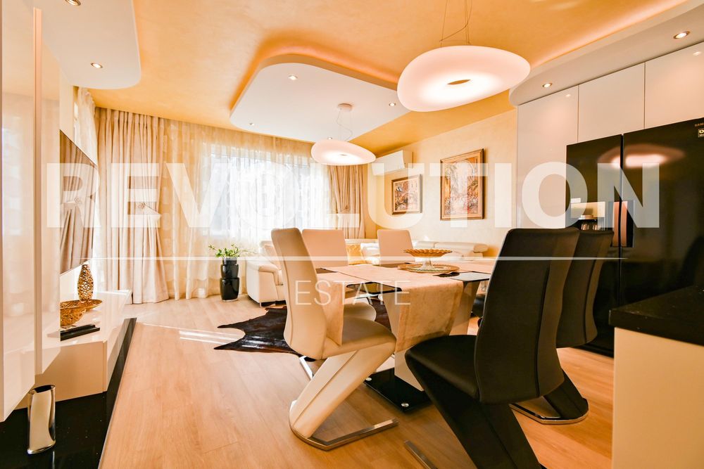 Дава се под наем Тристаен апартамент в София, Център - 119 кв.м за 1200 € - Снимка #2