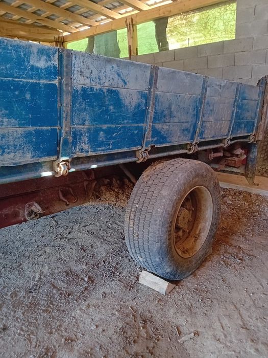 Vand remorca basculabila cu macara