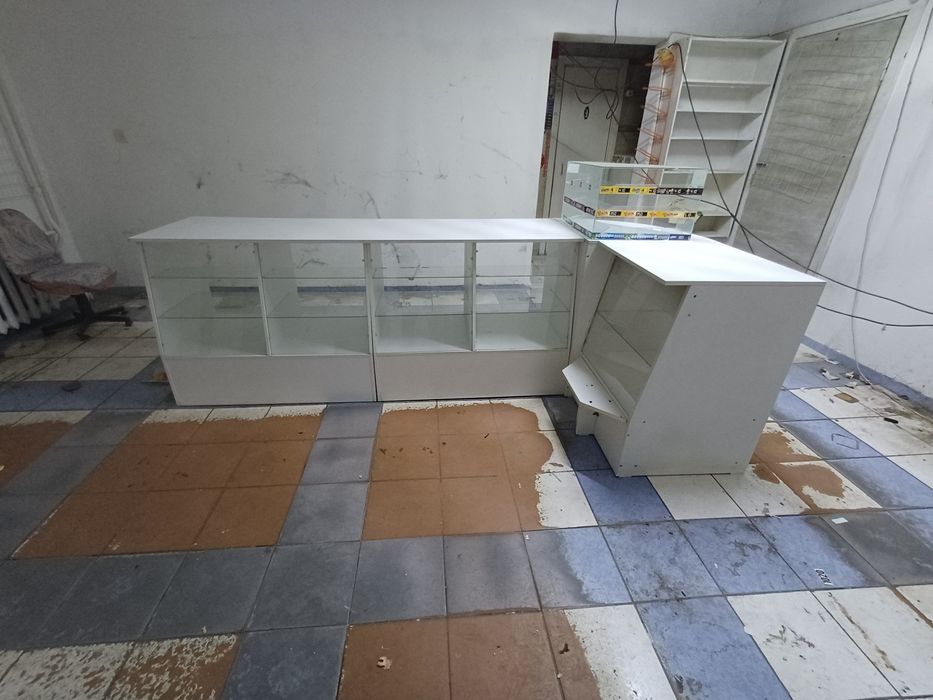 Витрина со стеклянными полками