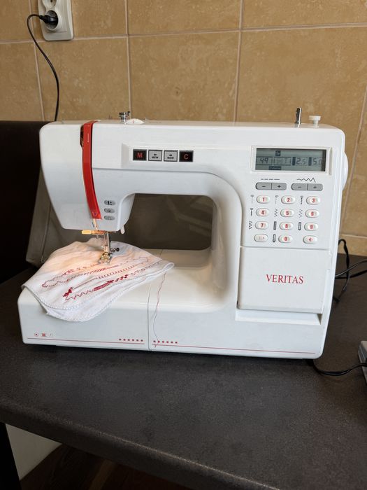 Mașină de cusut festonat brodat butoniere computerizată Veritas 9000A5