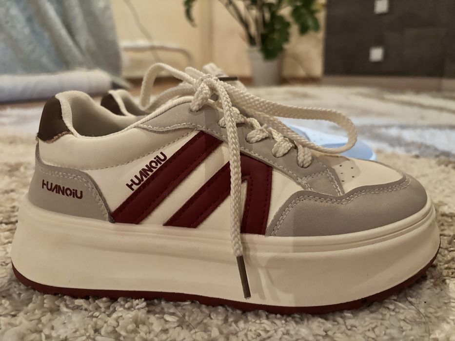 женские кроссовки