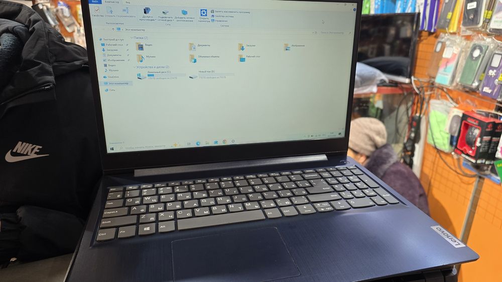 Notebook sotiladi Lenovo