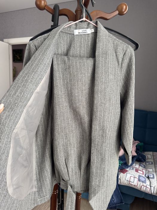 Продам деловые костюм новый