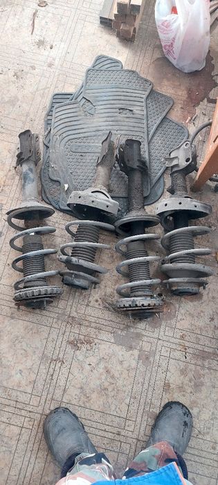 Продам амортизаторы субару б3,