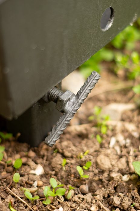 Grătar metalic solid – construcție durabilă, ideal pentru utilizare intensă