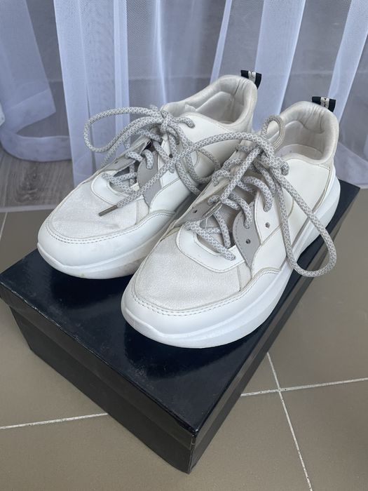 Недорого кроссы, размер 36,5-37 маломерят