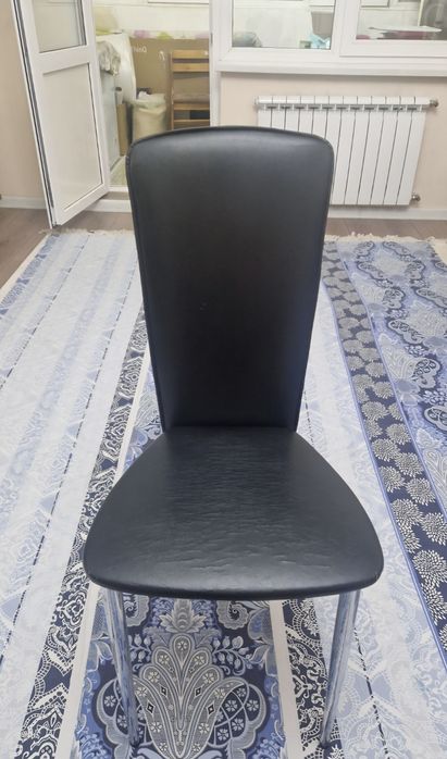 Продаеться стол и стулья