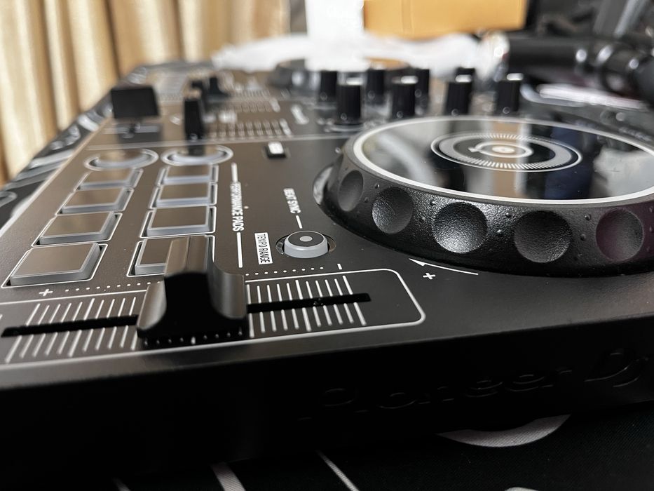 ПРОДАМ DJ-контроллер