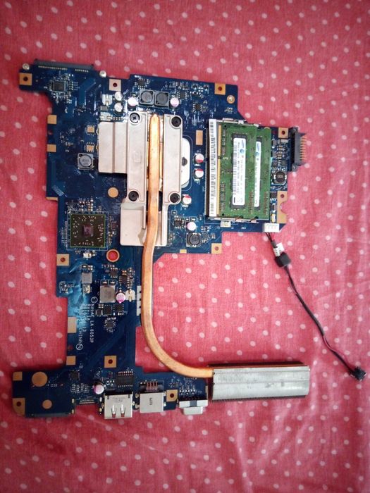 Продавам части за лаптоп Toshiba Satellite L675