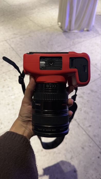 Продаю Canon 77D в отличном состоянии