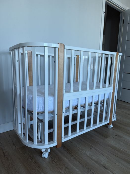 Детская кроватка с маятником