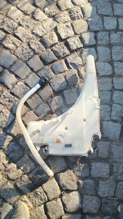 Казанче течност за чистачки БМВ Е81 Е87 Е90 Е91 / BMW E81 E87 E90 E91