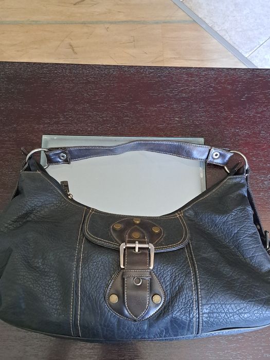 Чанта в черно с кафяви елементи