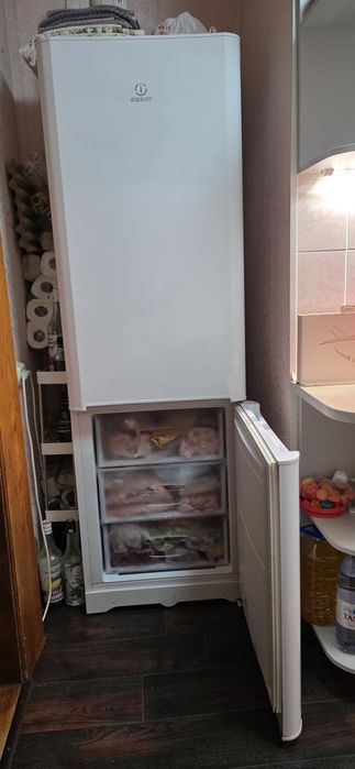 Продам холодильник indesit