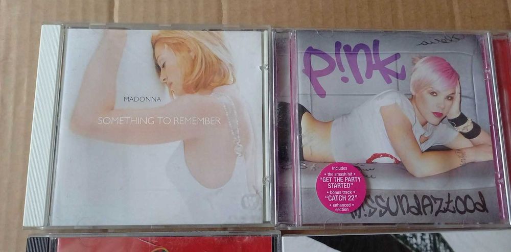 Оригинални CD с музика.