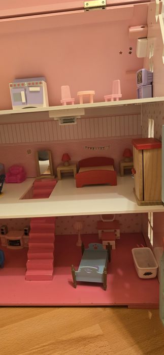 Casuta de păpuși din lemn cu mobila