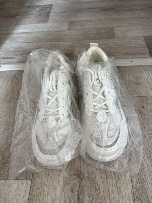 Продам кроссовки новые