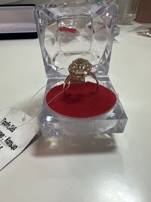 Золотое литое кольцо с фианитом