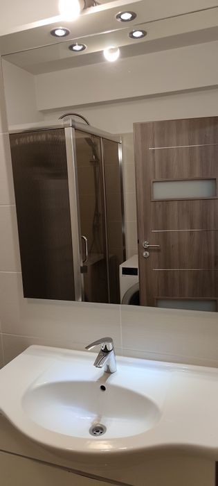 Lavoar și oglindă de baie cu spoturi