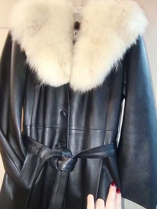 Дълго черно кожено манто с яка от бяла лисица