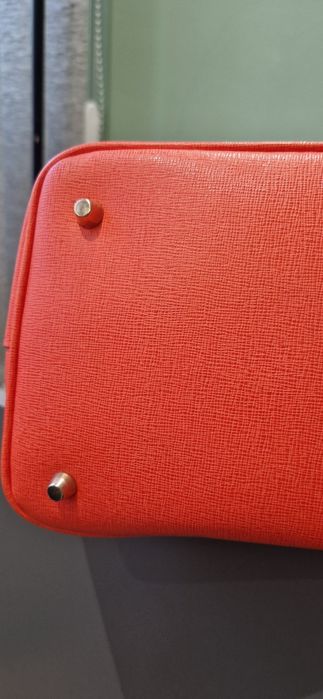 Чанта FURLA Linda S Tote, Ruby
Носена е няколко пъти,но е малко по-голяма от колкото очаквах.
 Размери:31×22.5-23×13-14 cm
Цената е 60 €