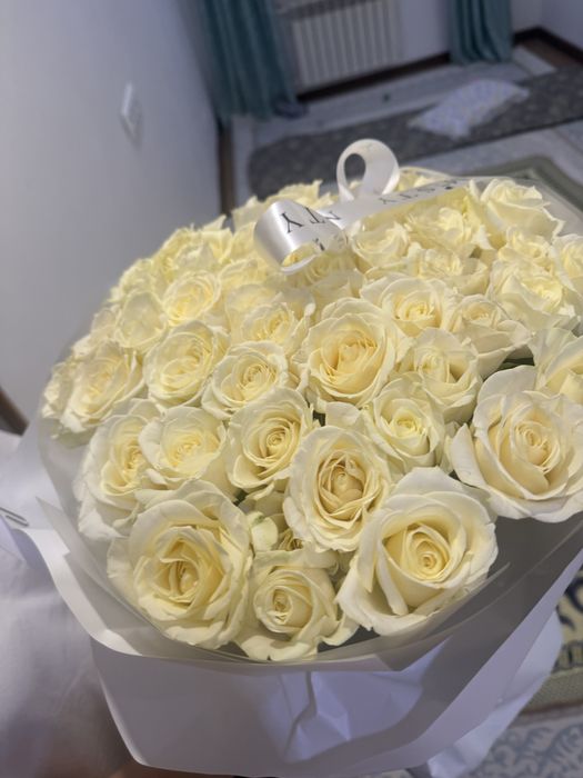 Букет белых роз 51штук.