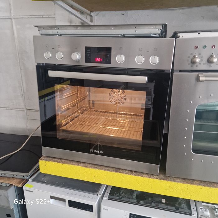 Компактна фурна и плот за вграждане BOSCH Pyrolyse