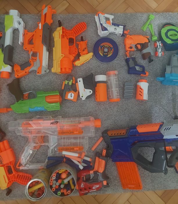 Colecție pistoale și ținte de jucărie NERF