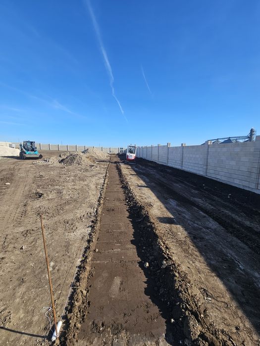 Услуги с бобкат, мини багер и тристранен самосвал с кран.