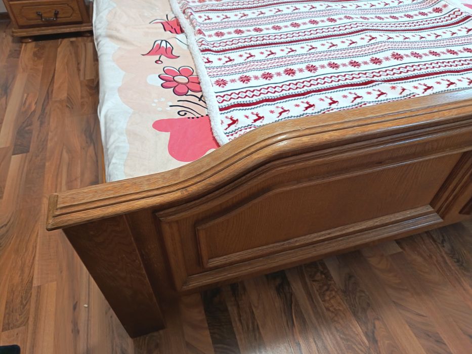 Dulap și pat lemn  masiv cu două noptiere in stare foarte buna