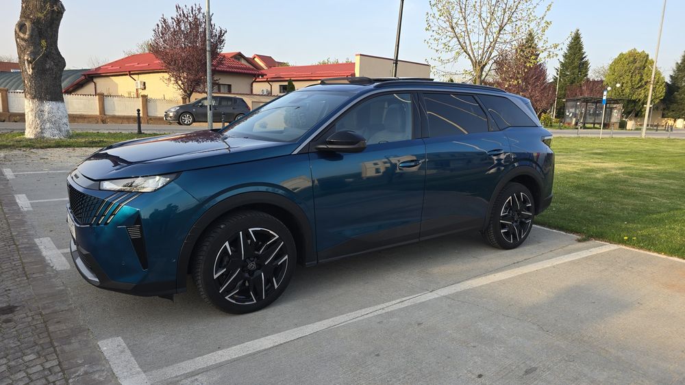 Peugeot 5008 2025 FULL / 7 locuri / Panoramic / 360 / Lane Assist / 18.500 km