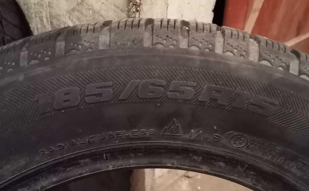 Продавам 2 броя зимни гуми 185.65.15 на 1 сезон дот 2019 Goodrch