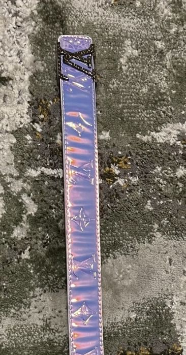 Curea lv care îsi schimba culoarea