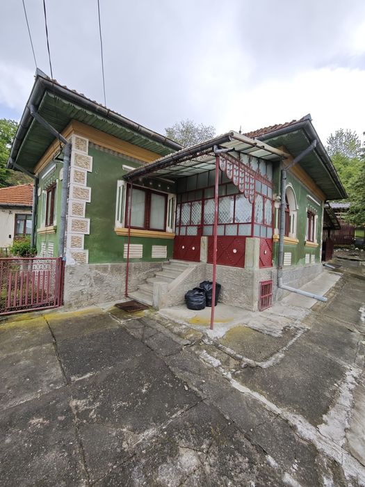 Casă de vânzare în Câmpulung– teren 3000 mp intravilan, zonă liniștită