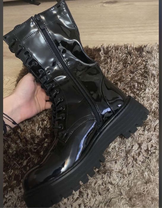 Ghete din piele lăcuită