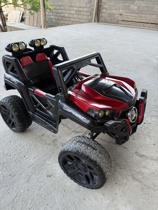 Детская машина на пульте б/у