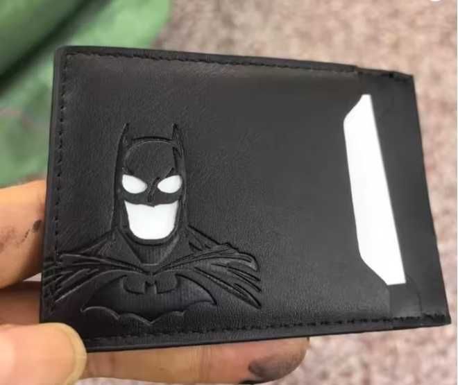 Компактен портфейл за лични документи и карти в маската на Батман