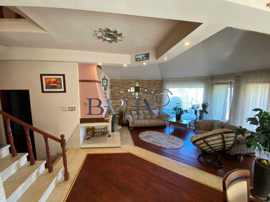 Обзаведена триетажна къща във Виница