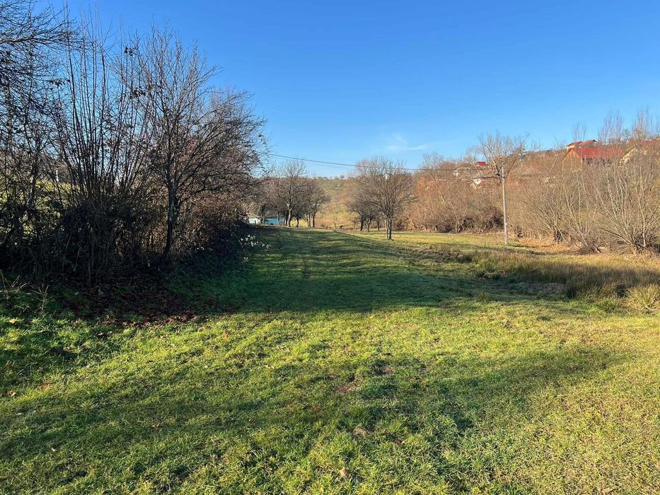 Vând teren intravilan cu casă bătrânească și șură