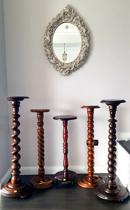 Piedestal vechi din lemn masiv