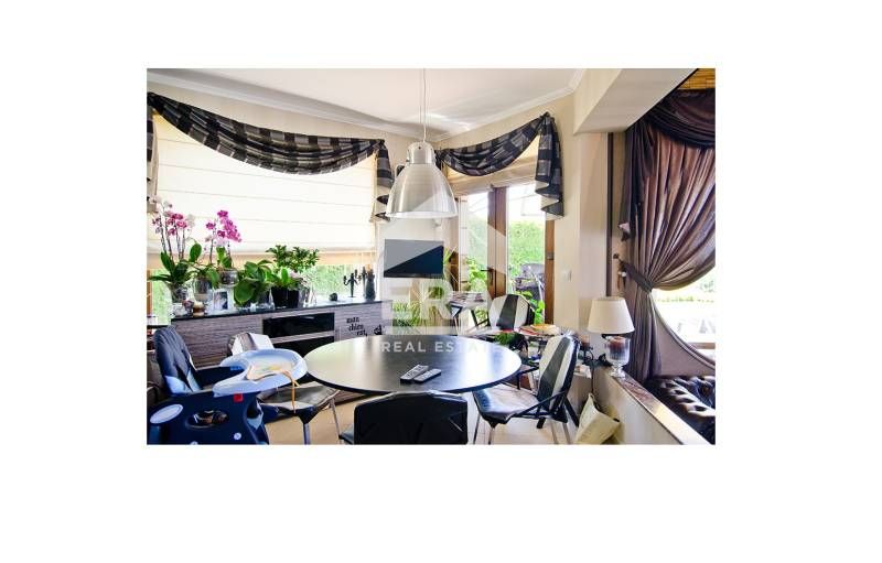 Четириетажна обзаведена къща за продажба, с барбекю зона и двор, в м-с