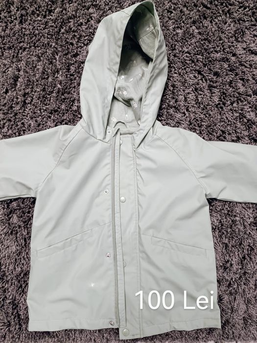 Geacă de ploaie sau contra vânt atât pentru fetițe cât și băieți.