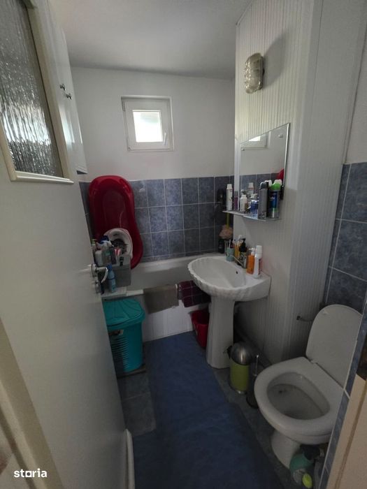 De vanzare apartament  3 camere și balcon plus boxa si loc de parcare