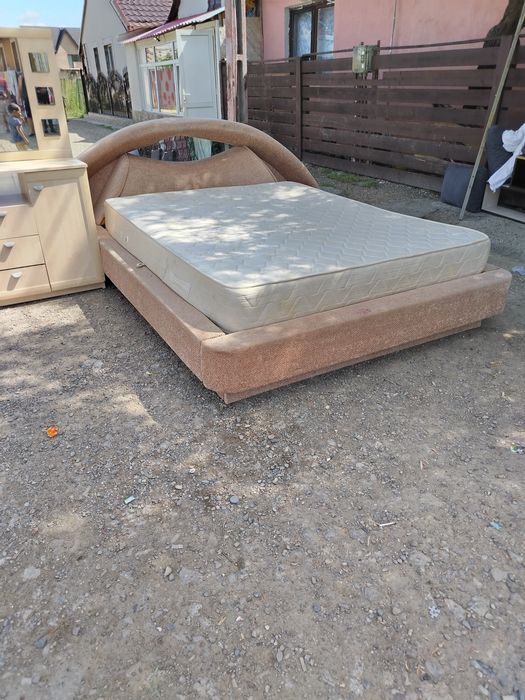 Vănd pat de mijloc cu saltea și comodă în stare foarte bune