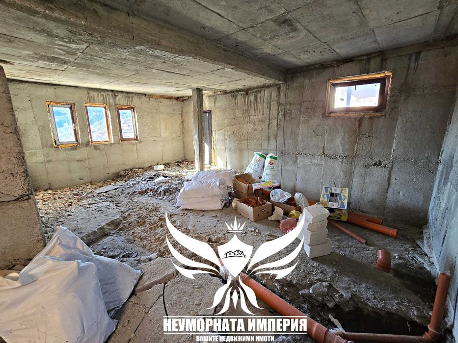 Триетажна къща с гараж и изолация 210РЗП с 564кв двор село Момчиловци